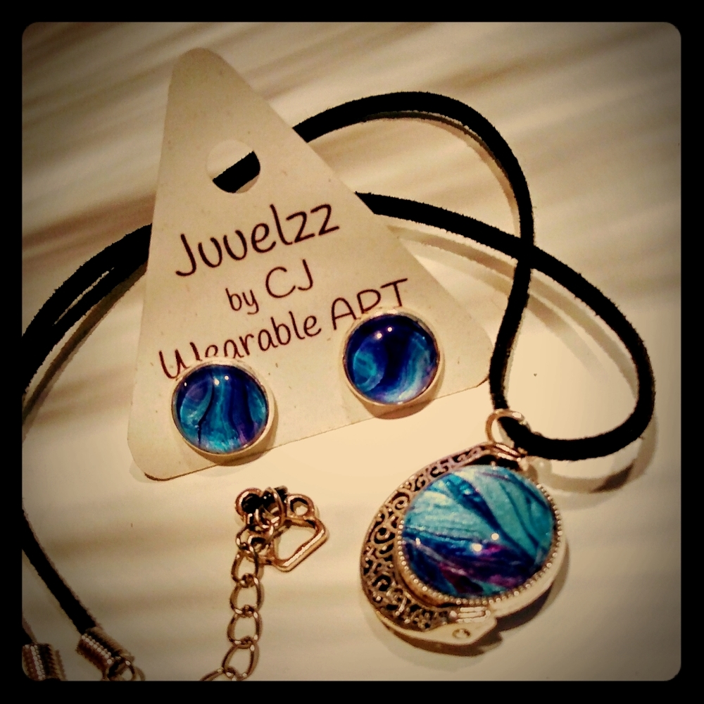 Jewlery necklace and earrings